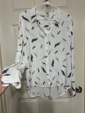 Juniper + Lime Feather Print Button-Up Shirt Ivory Base Western Vibe Hi-Lo Med L